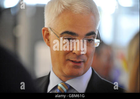 Kanzlerin Alistair Darling spricht mit Auszubildenden während eines Besuchs an der Telefonbörse in Muswell Hill, London, wo sie die superschnelle BT-Breitbandtechnologie aktualisieren. Stockfoto