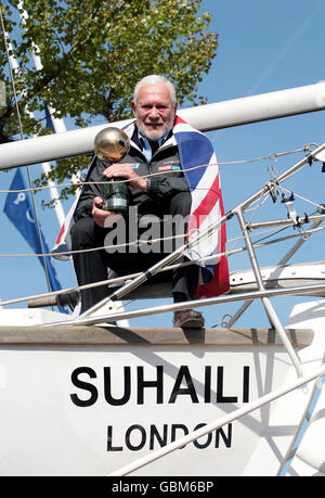 Sir Robin Knox-Johnston, 70 Jahre alt, feiert den Jahrestag der ersten alljährlichen Nonstop-Weltumrundung in der Nähe seines Bootes Suhaili im St. Katherine's Dock. Stockfoto