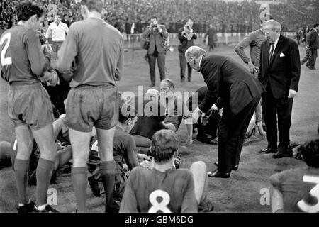 Fußball - Europameisterschaft - Finale - Manchester United / Benfica. Manchester United Manager Matt Busby (zweite R) versucht, seine Spieler vor Beginn der Extrazeit zu inspirieren Stockfoto