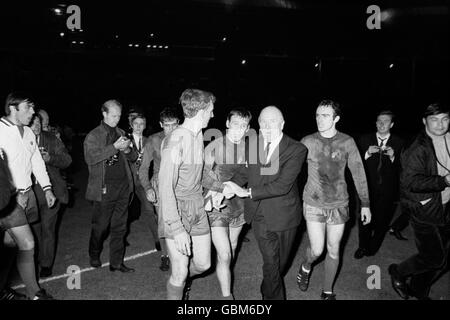 Manchester United-Manager Matt Busby (zweite r) wird von United's John Aston (r), Pat Crerand (dritte r) und Alex Stepney (vierte r) nach seinem Traum vom Sieg beim Europapokal gratuliert Stockfoto