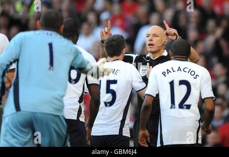 Fußball - Barclays Premier League - Manchester United / Tottenham Hotspur - Old Trafford. Tottenham Hotspur-Spieler umgeben Schiedsrichter Howard Webb, nachdem er Manchester United eine Strafe zuteil wurde. Stockfoto