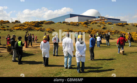 Anti-Atom-Aktivisten gehen in der Nähe des Kernkraftwerks Sizewell B, Sizewell, Suffolk, als die Demonstranten eine "Kampagne" gegen die Atomkraft zum 20. Jahrestag der Katastrophe von Tschernobyl gestartet haben. Stockfoto