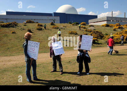 Anti-Atom-Aktivisten in der Nähe des Kernkraftwerks Sizewell B, Sizewell, Suffolk, als die Demonstranten eine „anstehende Kampagne“ gegen die Kernenergie starteten, um den 20. Jahrestag der Katastrophe von Tschernobyl zu begehen. Stockfoto