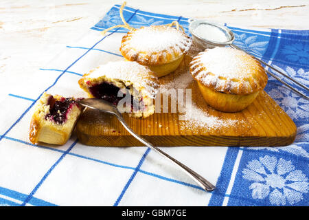 Confiture Torte auf dem Schneidebrett. Süßes Dessert. Süßes Gebäck. Kleine Kuchen. Pie. Kuchen Marmelade Stockfoto