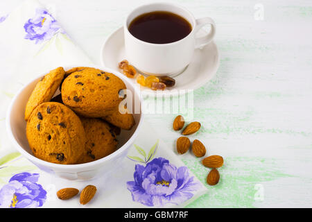 Süßes Gebäck, Teetasse und Mandel. Süßes Dessert. Hausgemachte Keks. Frühstück-Cookies. Teetasse. Tea-Time. Hausgemachte Kekse. Stockfoto