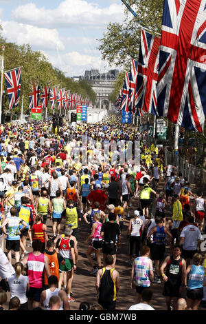 London-Marathon 2009. Eine allgemeine Ansicht des Zieles mit Blick auf die Mall während des Flora London Marathon 2009, London. Stockfoto