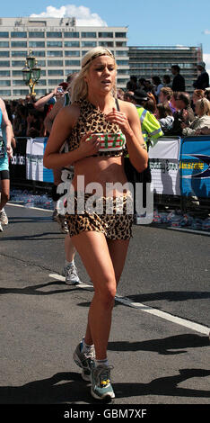 London-Marathon 2009. Die ehemalige Big Brother-Gewinnerin und Radio-DJ Kate Lawler nimmt am Flora London Marathon Teil. Stockfoto