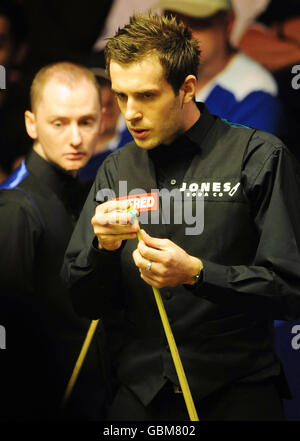 Mark Selby (rechts) und Graeme Dott studieren den Tisch während der Snookerweltmeisterschaft Betfred.com im Crucible Theatre, Sheffield. Stockfoto