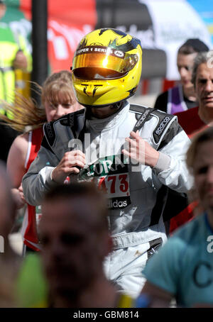 Läufer treten beim Flora London Marathon 2009 in ausgefallener Kleidung an. Stockfoto