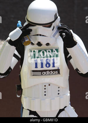 Läufer treten beim Flora London Marathon 2009 in ausgefallener Kleidung an. Stockfoto