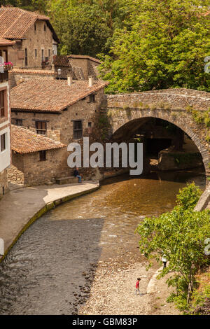 Die mittelalterliche Brücke San Cayetano über den Fluss Deva in der Stadt Potes in den Picos de Europa-Nordspanien Stockfoto