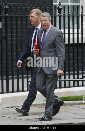 Gesundheitsminister Alan Johnson (rechts) und der Chief Medical Officer Sir Liam Donaldson kommen in der Downing Street 10 im Zentrum Londons an. Stockfoto