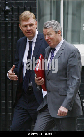 Gesundheitsminister Alan Johnson (rechts) und der Chief Medical Officer Sir Liam Donaldson kommen in der Downing Street 10 im Zentrum Londons an. Stockfoto