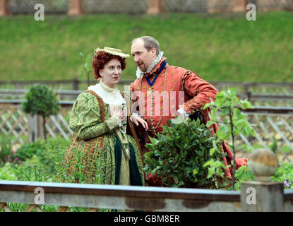 Charles Neville als Robert Dudley, 1. Earl of Leicester gekleidet, und Hilary Janewood als Königin Elizabeth I gekleidet, inspizieren die Rekonstruktion der Gärten von Kenilworth Castle, die ursprünglich vom Earl of Leicester beauftragt wurden, Königin Elizabeth I im Jahr 1575 zu beeindrucken. Stockfoto