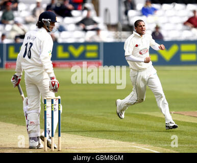 Chris Wright von Essex (links) wird von Wayne Parnell geduckt, der von Justin Kemp während des Spiels der Liverpool Victoria County Championship auf dem County Ground in Chelmsford gefangen wurde. Stockfoto