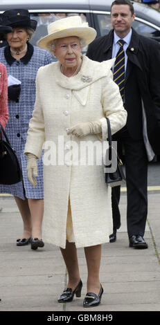 Die britische Königin Elizabeth II. Nimmt an der Eröffnung des D-Day Museums in Portsmouth Teil. Stockfoto