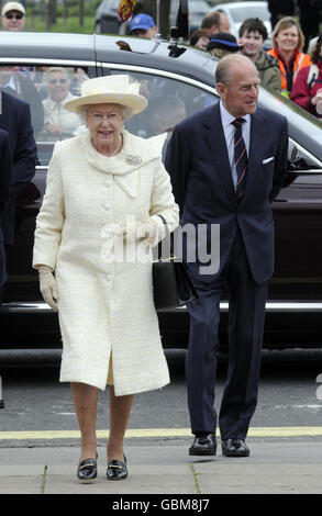 Die britische Königin Elizabeth II. Und der Herzog von Edinburgh nehmen an der Eröffnung des D-Day Museums in Portsmouth Teil. Stockfoto
