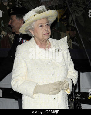 Die britische Königin Elizabeth II. Während der Eröffnung des D-Day Museums in Portsmouth. Stockfoto