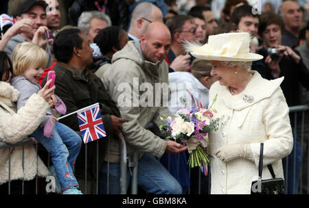 Die britische Königin Elizabeth II. Trifft sich mit der Öffentlichkeit, als sie in der Guildhall in Portsmouth, Hampshire, ankommt, wo sie die Schlüssel der Stadt Portsmouth erhält. Stockfoto