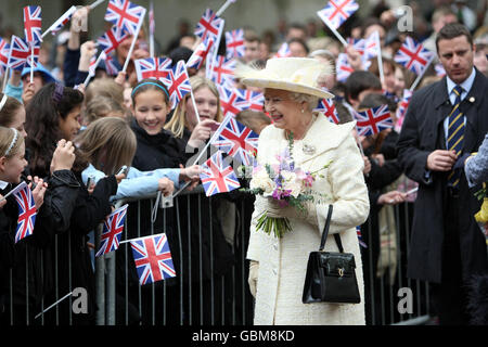 Die britische Königin Elizabeth II. Trifft sich mit der Öffentlichkeit, als sie in der Guildhall in Portsmouth, Hampshire, ankommt, wo sie die Schlüssel der Stadt Portsmouth erhält. Stockfoto