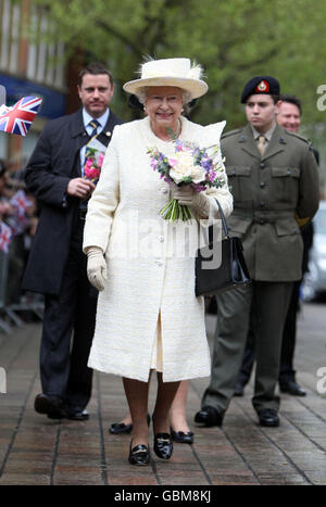 Die britische Königin Elizabeth II. Kommt im Guildhall in Portsmouth, Hampshire an, wo sie die Schlüssel der Stadt Portsmouth erhält, während sie an einem Empfang für Veteranen der Normandie, Vertreter der Women's Land Army und ihre Familien teilnimmt. Stockfoto