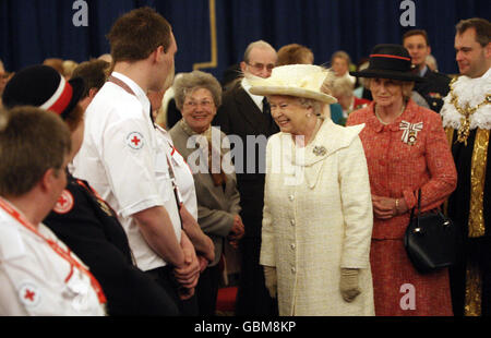 Die britische Königin Elizabeth II. Kommt im Guildhall in Portsmouth, Hampshire an, wo sie die Schlüssel der Stadt Portsmouth erhält, während sie an einem Empfang für Veteranen der Normandie, Vertreter der Women's Land Army und ihre Familien teilnimmt. Stockfoto