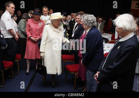 Die britische Königin Elizabeth II. Trifft sich mit der Women's Land Army, während sie an einem Empfang für Veteranen der Normandie und Vertreter der Women's Land Army und deren Familien in Portsmouth teilnimmt. Stockfoto