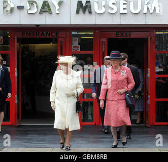Die britische Königin Elizabeth II. Nimmt an der Eröffnung des D-Day Museums in Portsmouth Teil. Stockfoto
