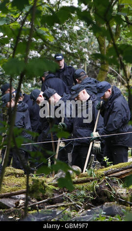 Offiziere der North West Counter Terrorism Unit durchsuchten im Rahmen der laufenden Operation nach Polizeirazzien Anfang des Monats ein Gebiet des öffentlichen Parks Heaton Park im Norden von Manchester. Stockfoto