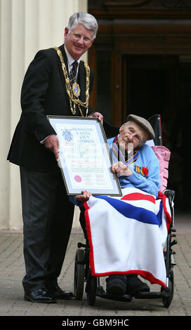 Henry Allingham erhält eine Schriftrolle im Brighton Town Hall in Brighton, East Sussex, vom Bürgermeister von Brighton und Hove Cllr Gary Peltzer Dunn als er gemacht wird und Ehrenfreeman der Stadt. PRESSEVERBAND Foto Datum: Donnerstag, 30. April 2009. Der 112-Jährige wurde als "Jedermann" gefeiert, der eine fast vollständig verminderte Generation von Menschen darstellte, die ihr Leben während des Ersten Weltkrieges opferten und es gab Aufrufe, ihn zum Ritter zu werden. Siehe PA Geschichte VERTEIDIGUNG Allingham. Bildnachweis sollte lauten: Gareth Fuller/PA Wire Stockfoto