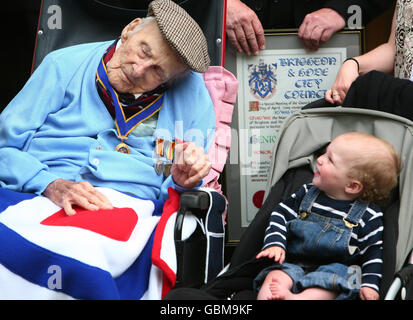 Henry Allingham begrüßt den 11 Monate alten Floyd Kearns, als er das Rathaus von Brighton in Brighton, East Sussex, verlässt, nachdem er zum Ehrenfreeman der Stadt gemacht wurde. PRESSEVERBAND Foto Datum: Donnerstag, 30. April 2009. Der 112-Jährige wurde als „Jedermann“ gefeiert, der eine fast vollständig verminderte Generation von Menschen darstellte, die während des Ersten Weltkriegs ihr Leben opferten, und es gab Aufrufe, ihn zum Ritter zu rufen. Siehe PA Story DEFENSE Allingham. Das Foto sollte lauten: Gareth Fuller/PA Wire Stockfoto