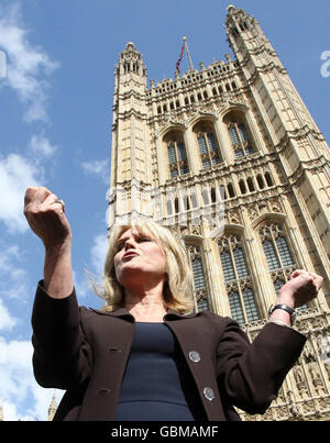 Joanna Lumley vor dem Parlament in London nach einem Treffen mit dem britischen Premierminister Gordon Brown, um die Rechte des Gurkha-Aufenthalts zu diskutieren. Stockfoto