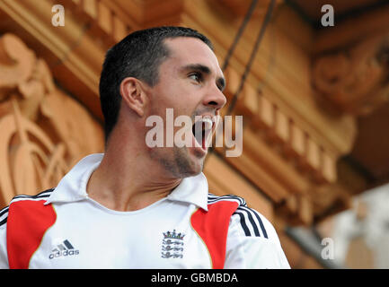 Der englische Kevin Pietersen ruft vom Teambalkon ermutigend aus, als Ravi Bopara beim ersten npower Test Match auf dem Lord's Cricket Ground, London, die 100 Punkte feiert. Stockfoto