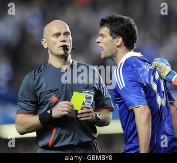 Chelseas Michael Ballack erhält eine gelbe Karte vom Schiedsrichter Tom Ovrebo, nachdem er einen späten Strafaufruf ablegt Handball Stockfoto