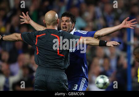 Chelseas Michael Ballack (rechts) schreit vor Schiedsrichter Tom Ovrebo (links) Als er für einen Handball von Samuel Eto'o aus Barcelona appelliert Stockfoto