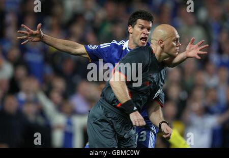 Chelseas Michael Ballack (links) schreit vor Schiedsrichter Tom Ovrebo (rechts) Als er für einen Handball von Samuel Eto'o aus Barcelona appelliert Stockfoto