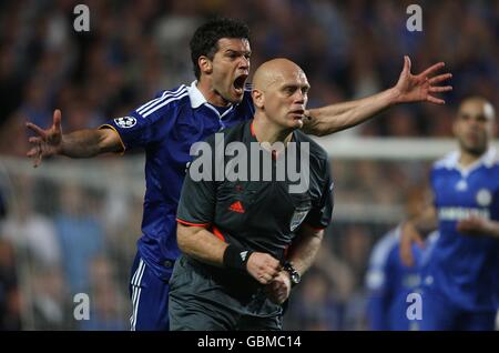 Fußball - UEFA Champions League - Halbfinale - zweite Etappe - Chelsea gegen Barcelona - Stamford Bridge. Chelseas Michael Ballack (links) schreit Schiedsrichter Tom Ovrebo (rechts) an, als er für einen Handball von Samuel Eto'o aus Barcelona appelliert Stockfoto