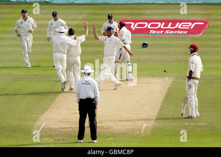 Cricket - npower Second Test - England gegen Westindien - Tag vier. Der englische James Anderson feiert das Dickicht von West Indies Corey Collymore Stockfoto
