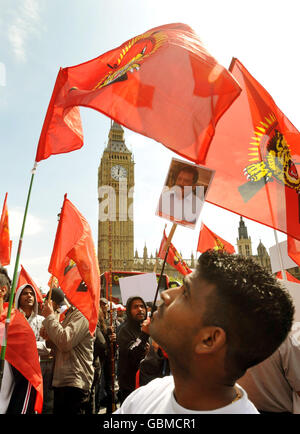 Tamilische Demonstranten, die zu einem Waffenstillstand in Sri Lanka aufrufen, demonstrieren auf dem Parliament Square im Zentrum von London. Die Polizei sagte, dass eine große Menge von Demonstranten durch Polizeilinien geschüttet und auf mehrere Straßen in Westminster, im Zentrum von London, übergelaufen sei. Stockfoto