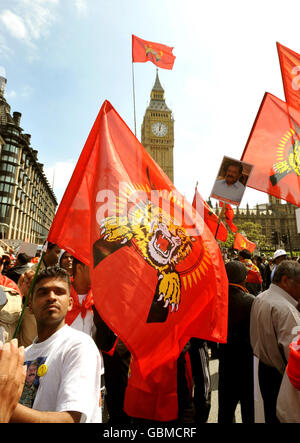 Tamilische Demonstranten, die zu einem Waffenstillstand in Sri Lanka aufrufen, demonstrieren auf dem Parliament Square im Zentrum von London. Die Polizei sagte, dass eine große Menge von Demonstranten durch Polizeilinien geschüttet und auf mehrere Straßen in Westminster, im Zentrum von London, übergelaufen sei. Stockfoto