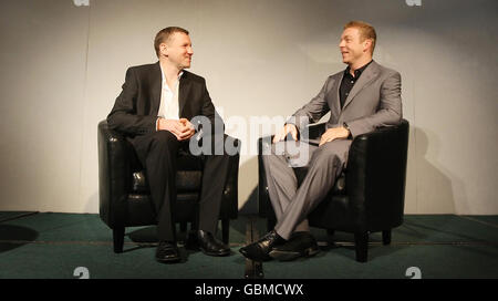 Sir Chris Hoy (links) teilt einen Witz mit seinem Biographen und Sportschriftsteller Richard Moore im Vorfeld einer Spendenbeschaffung für die Krebsforschung im Edinburgh Sheraton Grand Hotel in Edinburgh, Schottland. Stockfoto