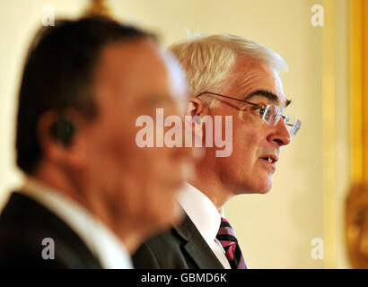 Kanzler Alistair Darling (rechts) bei einem Treffen mit dem Vizepräsidenten der Volksrepublik China, Herrn Wang Qishan (links), im Lancaster House im Zentrum von London, nach dem zweiten Treffen des Wirtschaftsdialogs zwischen Großbritannien und China. Stockfoto