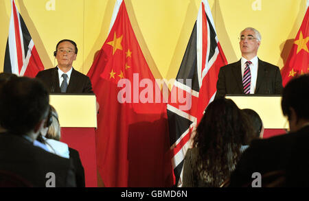 Kanzler Alistair Darling (rechts) bei einem Treffen mit dem Vizepräsidenten der Volksrepublik China, Herrn Wang Qishan (links), im Lancaster House im Zentrum von London, nach dem zweiten Treffen des Wirtschaftsdialogs zwischen Großbritannien und China. Stockfoto