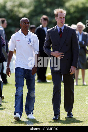 Prinz William mit Ashley Young von Aston Villa bei einem Besuch des Kingshurst Sporting FC, Kingshurst, West Midlands, wo er Spieler, Trainer und Mitarbeiter traf, die am Charter Standard-Programm der FA teilnahmen. Stockfoto