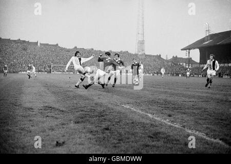 Fußball - Football League Division One - Crystal Palace / Manchester United. Martin Buchan von Manchester United (zweite Straße) ist eine Aufnahme von Don Rogers vom Crystal Palace (l) Stockfoto