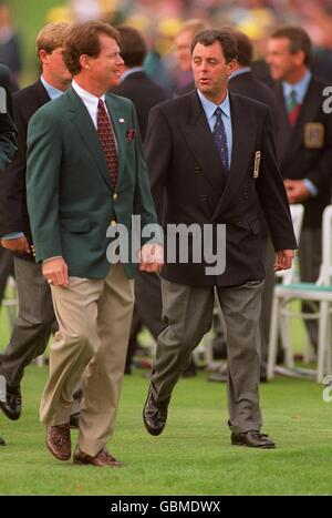 L-R: Der US-Amerikaner Tom Watson chattet mit dem europäischen Bernard gallacher Stockfoto