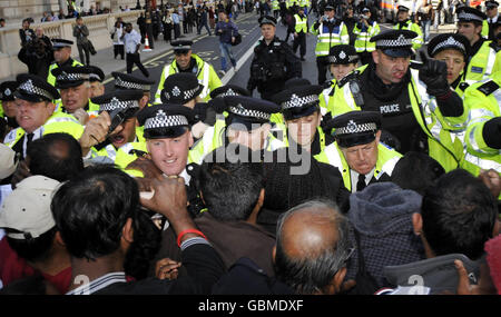 Tamilische Demonstranten, die einen Waffenstillstand in Sri Lanka fordern, werden auf dem Parliament Square im Zentrum von London von der Polizei konfrontiert. Stockfoto