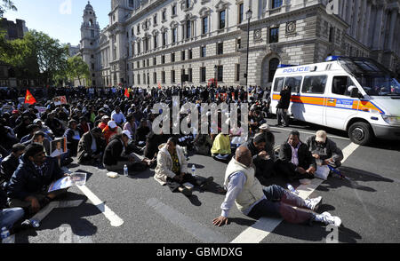 Tamilische Demonstranten, die einen Waffenstillstand in Sri Lanka auf dem Parliament Square im Zentrum von London forderten. Stockfoto