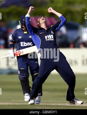 Sussex Bowler Robin Martin-Jenkins feiert Bowling Durhams Michael Di Venuto beim Friends Provident Trophy Spiel auf dem County Ground in Hove. Stockfoto