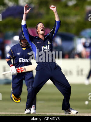 Sussex Bowler Robin Martin-Jenkins feiert Bowling Durhams Michael Di Venuto beim Friends Provident Trophy Spiel auf dem County Ground in Hove. Stockfoto